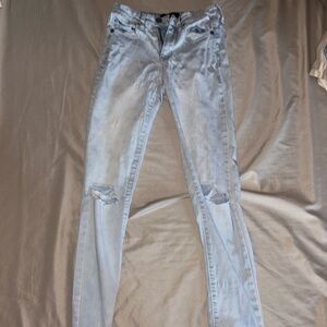 Selling light washed denim ripped jeggings!